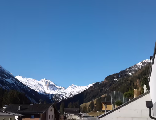 Terrasse mit Blick auf die Zillertaler Alpen im Tuxertal