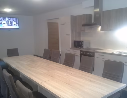 Moderne, gut ausgestattete Küche mit Essbereich im Apartment in Tux im Zillertal